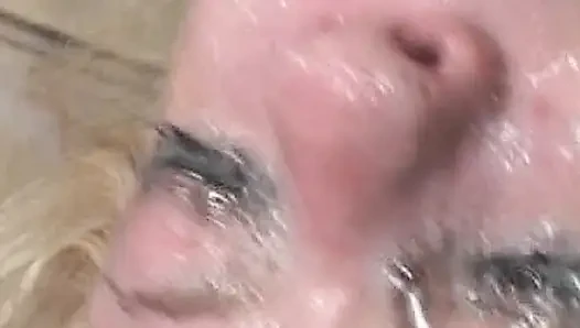 Fransız sarışın sürtük sert sikiş seansında sikiliyor