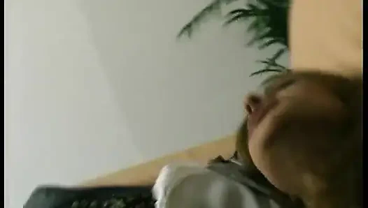 Миниатюрная шлюшка обожает большой хуй в ее киске