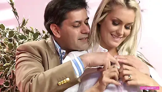 Bu şanslı adam 5 ateşli kız tarafından baştan çıkarılıyor