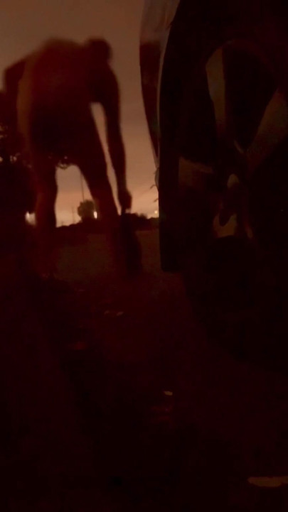 Wiele samochodów przechodzi obok mnie, gdy jestem nagi przy ruchliwej drodze, każdy z nich mógł mnie zobaczyć | Klip 1