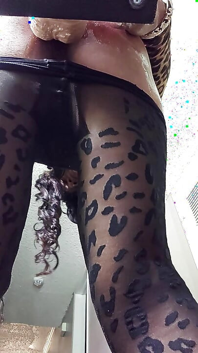 femboy brincando com vibrador