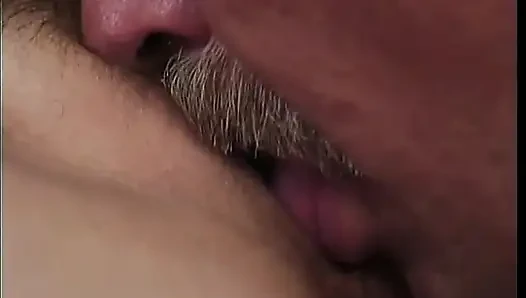 Moustachioed чувак приглашает свою зрелую блондинку-соседку выпить чашку чая