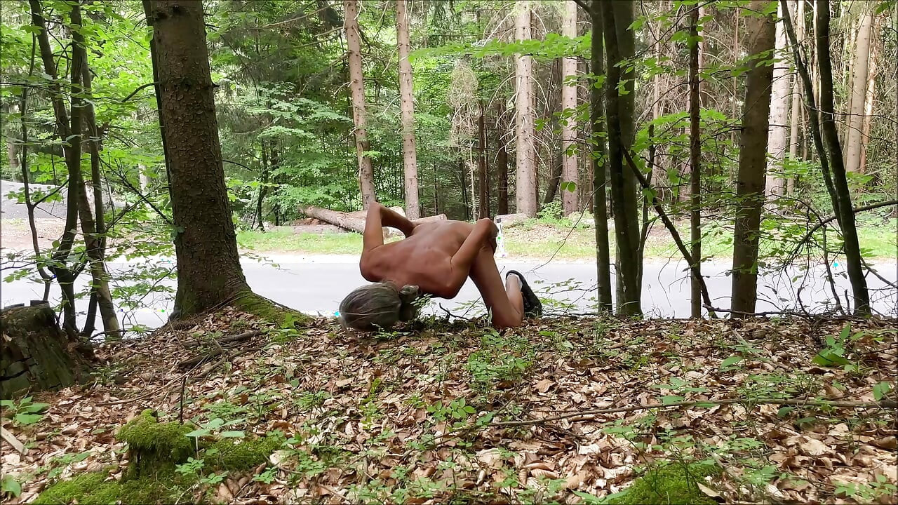 In broad daylight naked next to the street the ass presented ... dangerous
