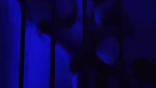 Ngentot di klub swinger sampai muncrat banyak banget di memekku
