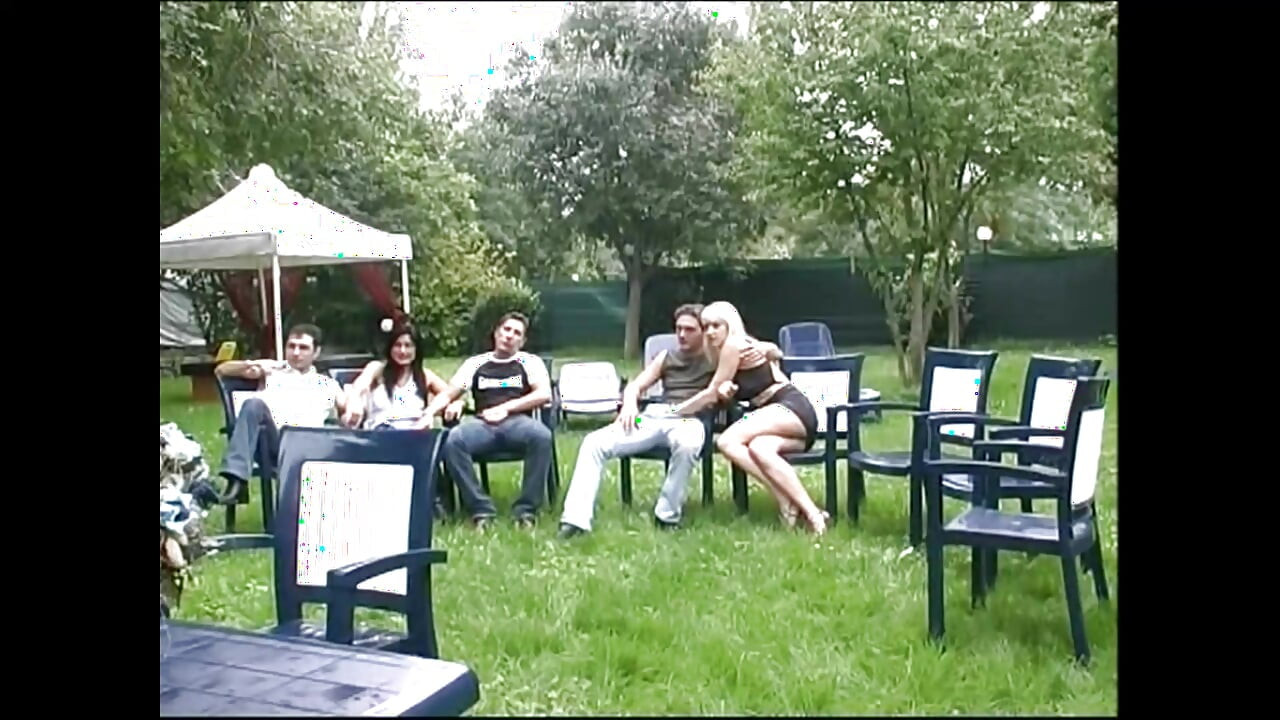 Grupni seks na otvorenom sa robovskim droljama koje puše velike kurčeve i ližu zgodne pičke