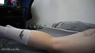 Jambes sexy en chaussettes longues - Miley Grey