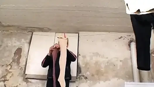 Cewek hot rambut pirang ini lagi asik ngentot kontol habis-habisan di ruang bawah tanah