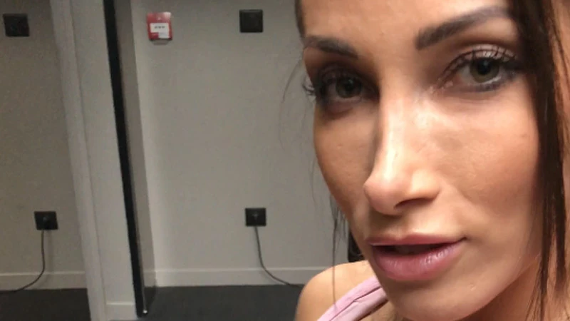 Brunette showing her ass at the gym