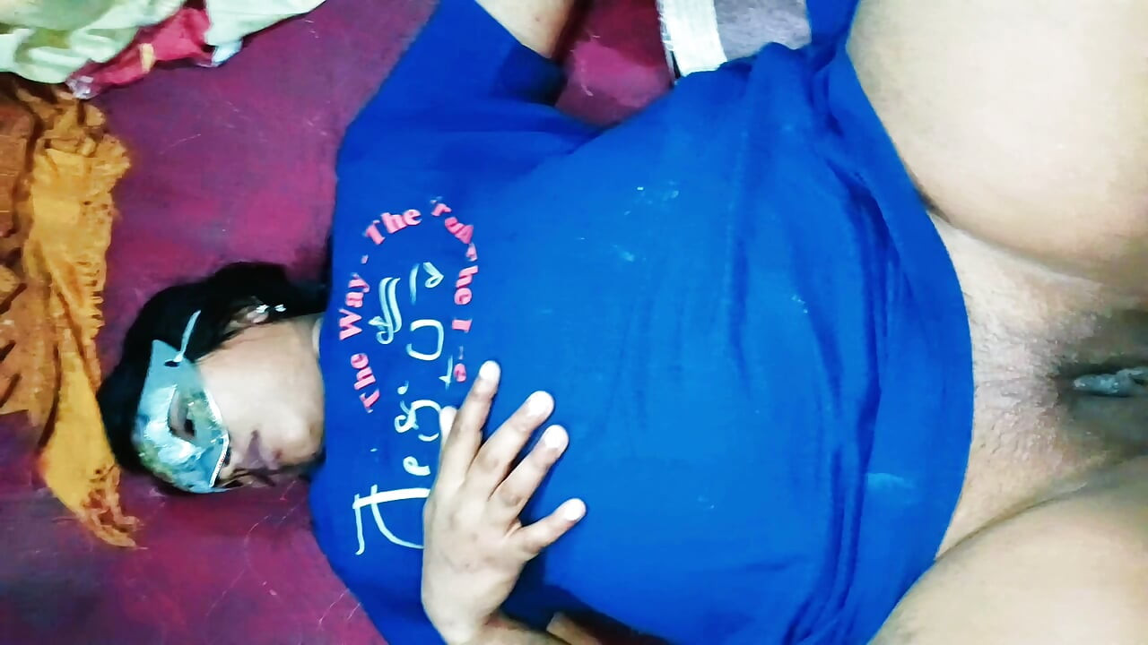 인도 바비의 쪼이는 보지에 크림을 넣고 그녀의 입에 넣어 내 검은 두꺼운 페니스를 빨게 했습니다.