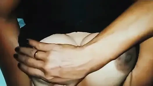 MILF Parmaklarıyla Boşaldı, Bir Kütük Poposuna Girip Çıktı