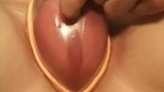 Mädchen benutzen Muschi-Pumpe, um zu masturbieren