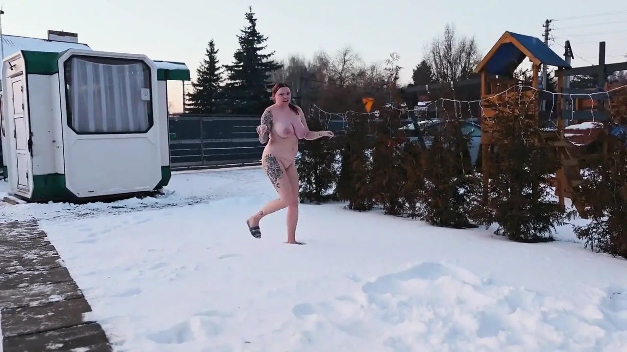 Swingers. İki Evli Çift Karda Herkesin Içinde Çıplak Oynuyor. Kadınlar Karda Işiyor Ve Erkekler Yalıyor.