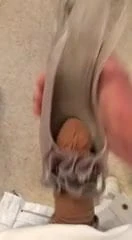 Schuhe der Freundin von der Frau mit Nylons gefickt