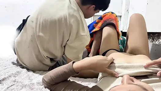 Lütfen durma ve içeride bitir! Yakında aldatılan kocam gelecek ve bizi keşfedebilecek
