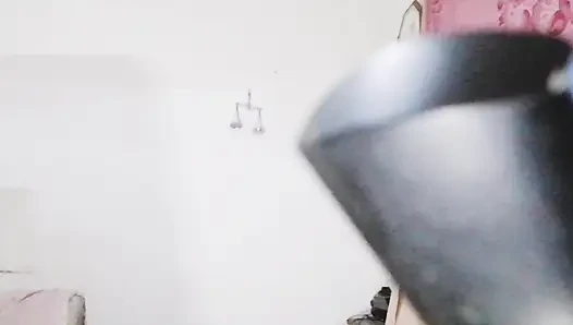 Echtes hausmädchen verführt mich ohne bh und steckte es in den mund
