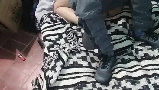 Montanolu kız yerdeki yatakla giyiniyor