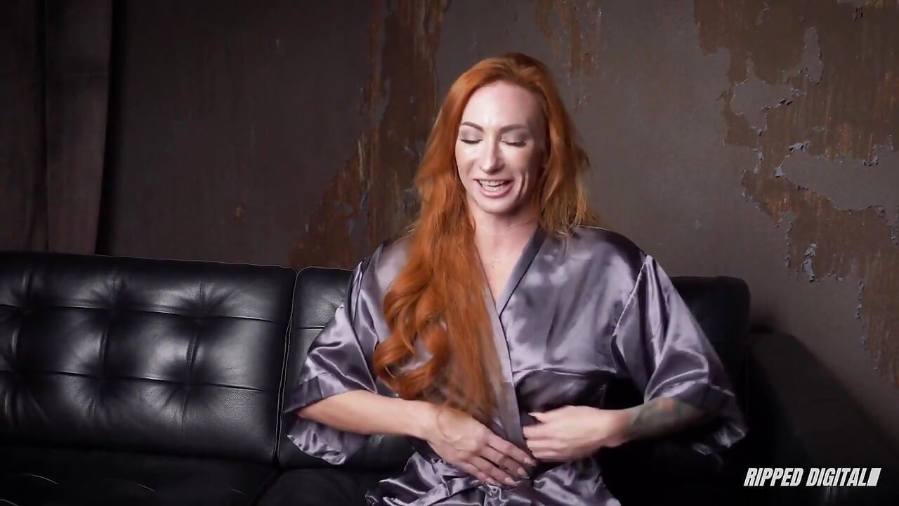 Sophia Locke, rousse bondage, rigole pendant l’assurance qualité
