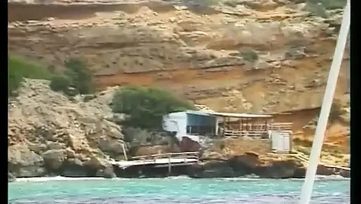 Zwei Freunde Sind Im Urlaub in Ibiza Und Ficken Heiße Küken.