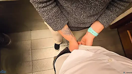 Fremder kommt in mein höschen in der toilette im restaurant