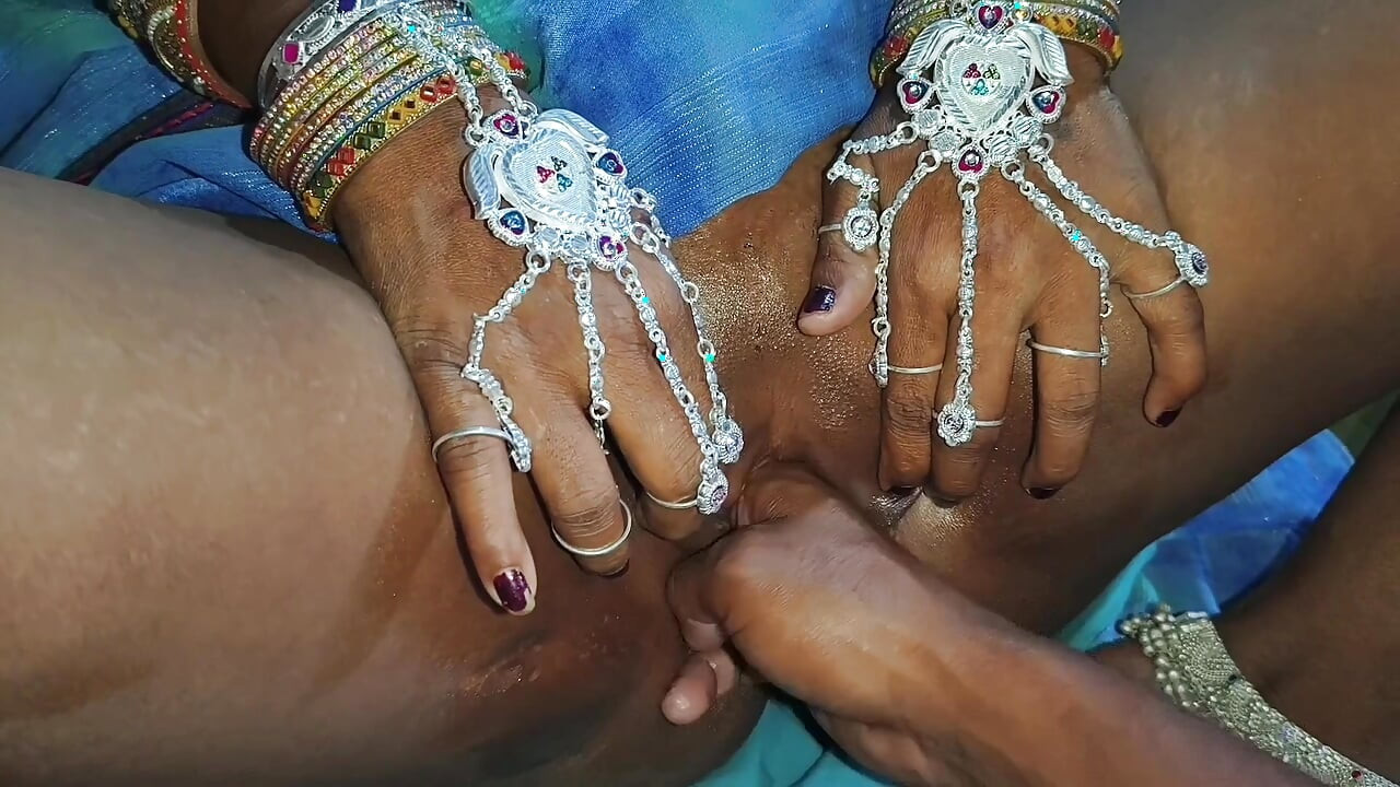 Devar ne padosi bhabhi ke chut me tel laga ke pura hanth ghussa diya.chudakr aunty ne chut me hanth dalwa ke chut se maal giraya