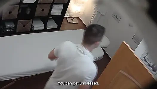 Рыжая модель жестко скачет на члене своего массажиста