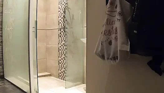 Olgun Uruguaylı bir kadınla duşta seks