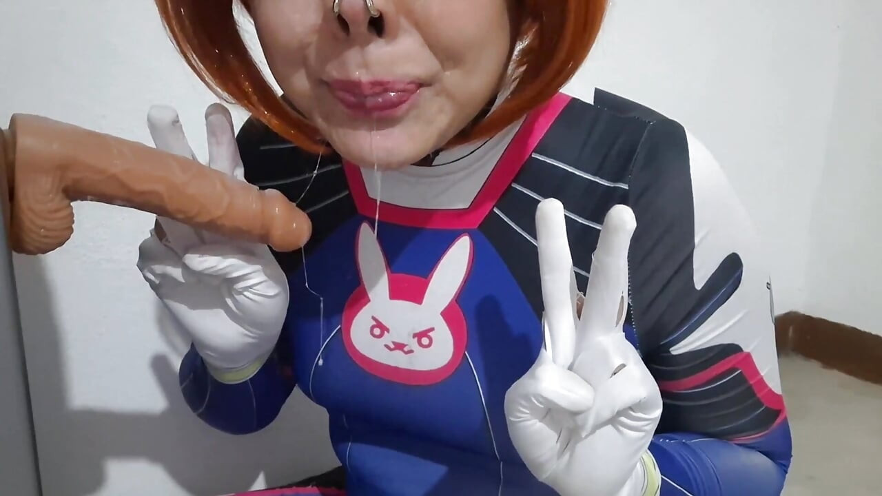 Versiune completă: Femboy cu Dva Cosplay și BDSM Nosehook dând o muie, mâncând spermă și adânc în gât la vibrator mare