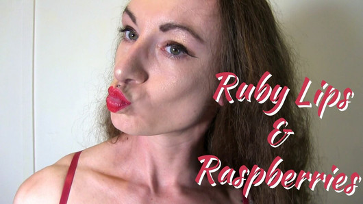 Rubinrote Lippen und Himbeeren