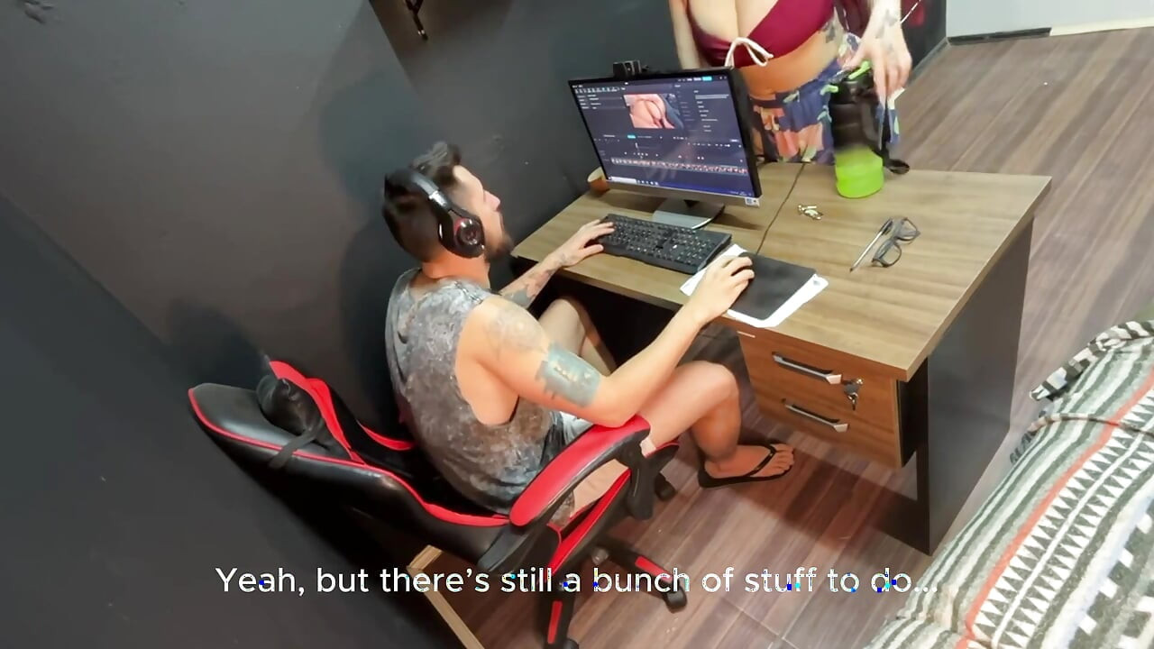 Camila Vegas Sucks Me Kneeling in the Office Until I Empty