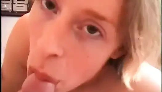 Blondes mädchen mit kleinen möpsen bläst einen schlong