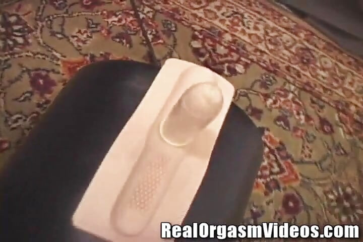 Une MILF blonde aux tétons flasques se fait baiser par un sybian !