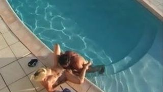 Amantes franceses haciendo sexo anal al aire libre
