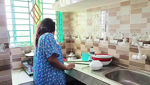 Einsame bhabhi teilt ihre muschi mit dever Desi xxx heißem sexvideo mit klarem bangla