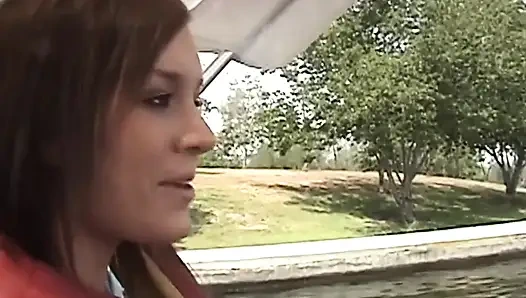 Güzel genç kız büyük yarakla amının içine domalarak dölleniyor