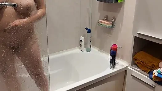 Mergokin saudara tiriku di kamar mandi
