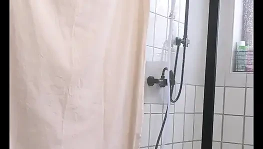 Полный мешок воды течет в мою маленькую задницу!