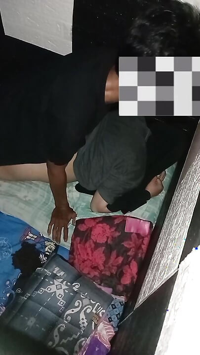 el culo de una mujer asiática hijab por ella grita de dolor y lo disfruta