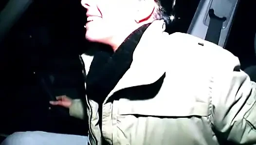 Cewek hot rambut cokelat lagi asik fingering memeknya sendirian di dalam mobil gelap