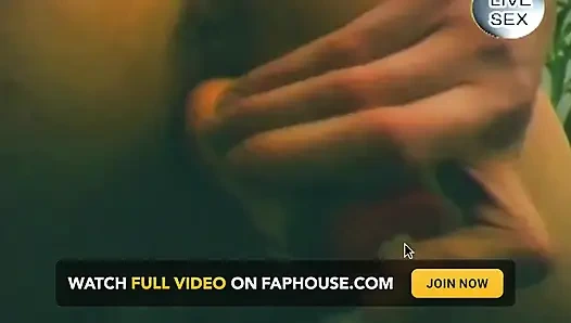 Sarışın sürtük büyük şişe sokma ile amcığını genişletiyor