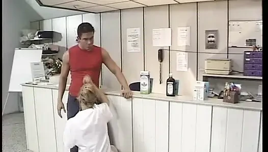 Erstklassige blonde deutsche krankenschwester fistet und fistet auf dem klinikboden