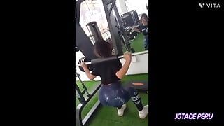 Follando una chica fitness de gimnasio que tiene un gran culo caliente