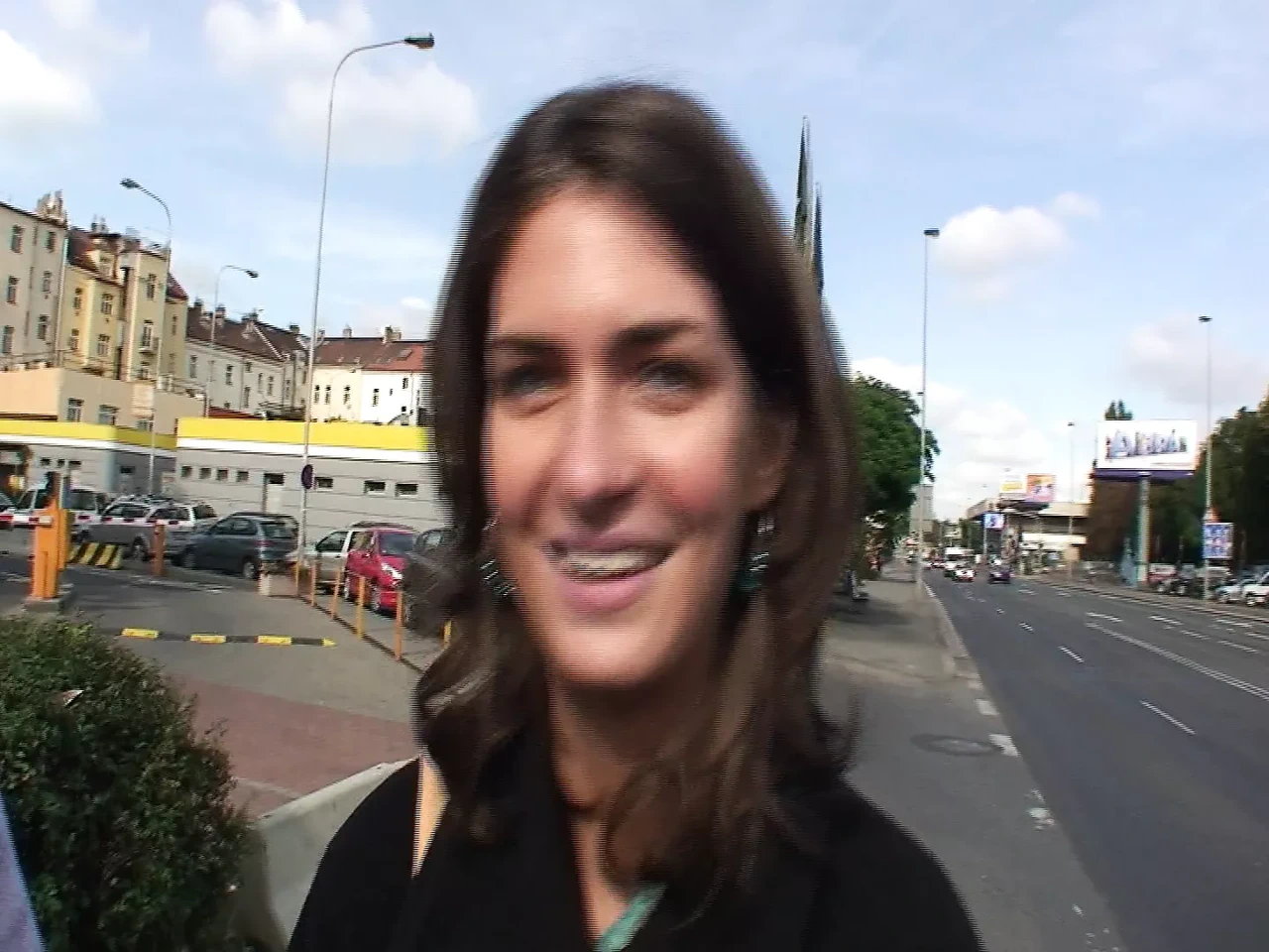 我和我的朋友在街上发现了一个女人并邀请她做爱