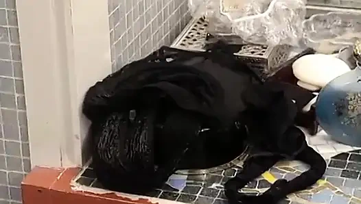 Pirang berambut kemaluan menggigit di kamar mandi