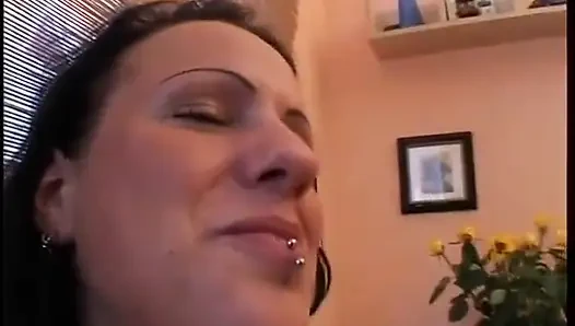 Baştan çıkarıcı hatun beğendiğinde eğleniyor