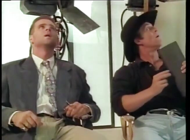 Louca peituda loira chupando pau grande