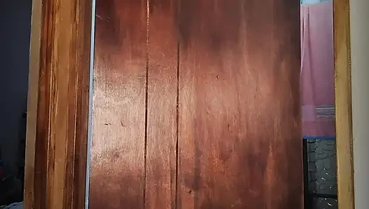 Bir teyzenin evinin banyosunda jets'e geliyorum ve neredeyse beni yakalıyor