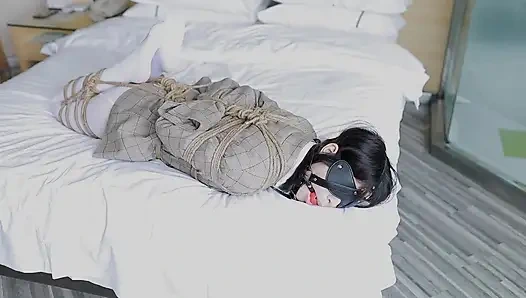 Hui09 - a White-stockinged Jk Girl Is Bound to the Bed with Ropes.