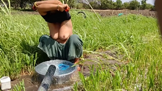 Khet ke pados wali bhabhi bajare ke khet mein nangi Naha rahi thi pados wale devar Ne nahate bhabhi ko Raji karke Ghar jakar gand Mari bhabh