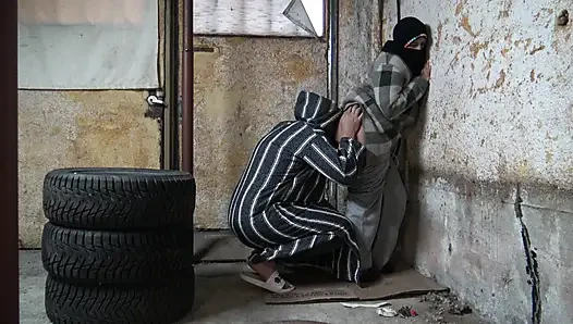 Зрелая жена позволяет шурину трахнуть ее старую киску в подвале