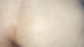 Un trou de papa poilu se fait baiser par une grosse bite non coupée